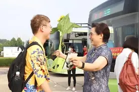 女校长与高考生挨个拥抱：这届学生的成长不容易视频封面