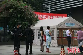 组图｜送考妈妈穿旗袍祈愿子女旗开得胜图片