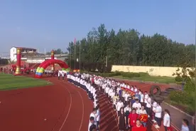 65秒｜送红包、跨龙门，祝福考生！枣庄舜耕实验学校为千名学子壮行图片