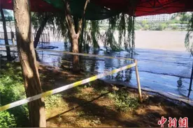 黄河兰州段水位上涨 羊皮筏子等水上项目暂停营运图片