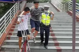 四川绵阳一考生右脚扭伤无法赴考 交警驾车接送他到考场图片