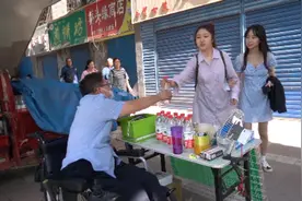 西安残疾大叔连续十年为高考生送水：要把这件事一直做到孙子辈视频封面