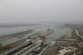 梧州海事局严阵把关两广水路咽喉——长洲水利枢纽图片