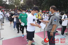 “懵懵哒”考生走错考场 交警护送顺利应考图片