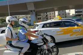 考生高考遇堵车，交警3分钟护送至考场视频封面