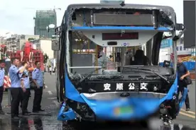 坠湖现场潜水员一字排开搜救，公交车车头受损严重视频封面