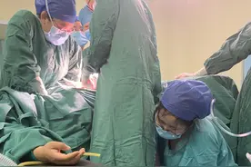 脐带脱垂，命悬一线，护士单手托举43分钟抢回宝宝图片