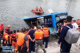贵州安顺公交车坠入虹山湖水库致21人死亡15人受伤图片