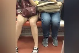 行拘！男子地铁内紧贴女士猥亵 被乘客拍下铁证视频封面