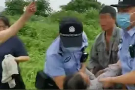 台州八旬老太不慎落水，警员紧急施救脱险图片