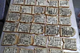 班主任送考生哆啦A梦记忆面包 48片面包“写”满公式和祝福图片