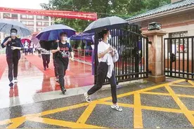 窗外雨声哗哗哗，室内答卷唰唰唰，最后一届“老高考”首日平稳顺利图片