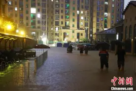 暴雨夜袭江西南昌：夜未央人未眠 雨不止护家园图片