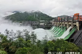 现场回放 | 开9孔和7孔完全不一样，江对岸看不清，新安江水库首开9孔泄洪图片