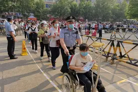 “轮椅女孩”参加高考 新乡民警暖心接送图片