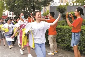 考场前和老师击掌加油图片