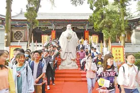 会泽一中全体教师 为1581名考生送考图片