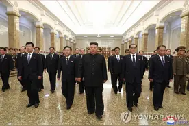 金正恩参拜锦绣山太阳宫，纪念金日成去世26周年图片