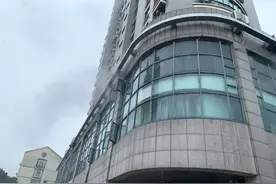 家中起火冒烟，爸妈又不在…9岁小姐姐一番操作带着弟妹逃出火场图片