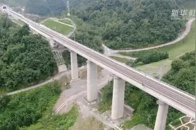 安六高铁正式开通运营 “江南煤都”全面接入全国高铁网视频封面