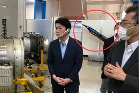 日本防卫副大臣视察武器研究所 高超音速导弹模型意外曝光图片
