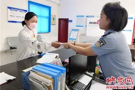 高考前身份证丢失 登封户籍警“特事特办”20分钟快速制证图片