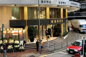 何鸿燊丧礼不收帛金 家属前往悼念神情哀伤图片