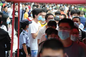 关注｜儿子场内考试、妈妈场外巡逻，渝中女警特殊方式陪伴儿子共迎高考图片