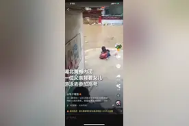 黄梅一位父亲背着女儿游泳赶考？实为城管救助考生图片