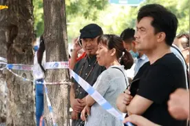 考场外，有一种爱叫等待图片
