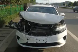昨晚男子珠海大道开马自达被帝豪猛撞！女友新买的手机竟被撞碎……图片