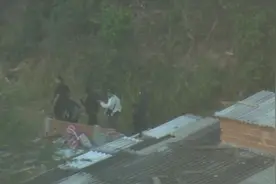 巴西里约西部发生枪战 武装警察在装甲车掩护下前往交战地区图片