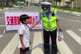 34秒｜暖心！烈日炎炎下，聊城一小男孩悄悄为护航高考交警买雪糕降温图片