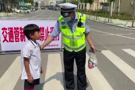 34秒｜暖心！烈日炎炎下，聊城一小男孩悄悄为护航高考交警买雪糕降温图片