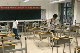 高考结束了，这些高三学生集体回到学校做最后一件事……图片