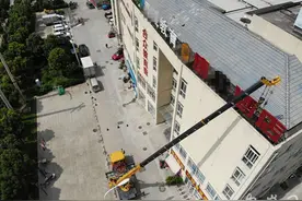 合肥经开城管出动无人机 拆除违规广告牌图片