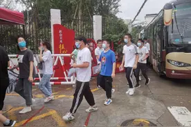 安徽歙县今日继续高考！上午进考场，考生们跟老师握手击掌图片