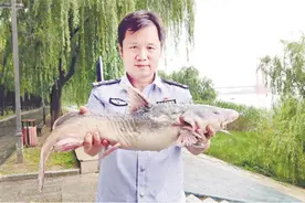 夫妻俩使用超声波捕鱼器在长江非法捕鱼获利24万，长航武汉警方深夜布控人赃并获图片