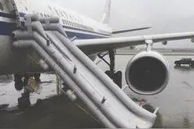 飞机上的应急滑梯打开需要多久图片