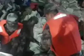 湖北武穴荆竹河堤出现溃口 子弟兵通宵鏖战睡沙包图片