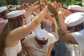 卡车上的派对、帽子里的青春，丹麦高中生这样庆祝毕业图片