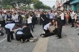 邻居谈淮安暴力袭警两嫌犯：名声差还啃老，母亲人好身体欠佳视频封面