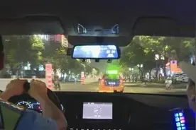 临渭交警重拳出击 集中整治停车乱象图片