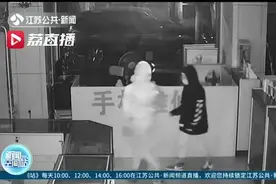 两女子半夜店内猜对密码偷走53部手机，在家中洗衣机里藏了50部图片