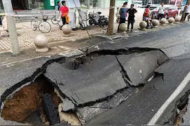 深度近两米！石家庄雨后一路面出现塌陷图片