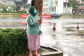 27秒丨济南一高考考点外，陪考的母亲在雨中伫立默默为孩子加油图片