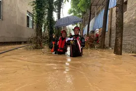 直击武夷山暴雨灾害救援：积水中解救刚出生7天男婴图片
