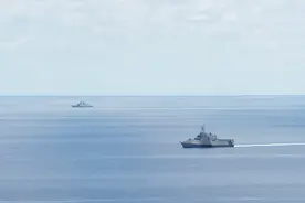 南海海域 中国护卫舰抵近监视美军战斗舰图片