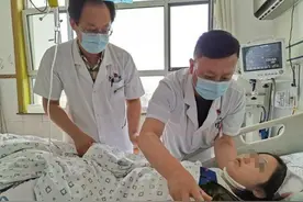蓬莱医生跪地施救的女孩苏醒下地，亲切地叫医生“高妈妈”图片