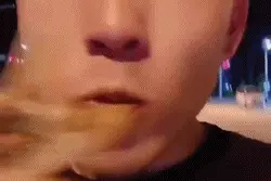 晚上千万不能独自夜跑，因为....夜跑太香了图片